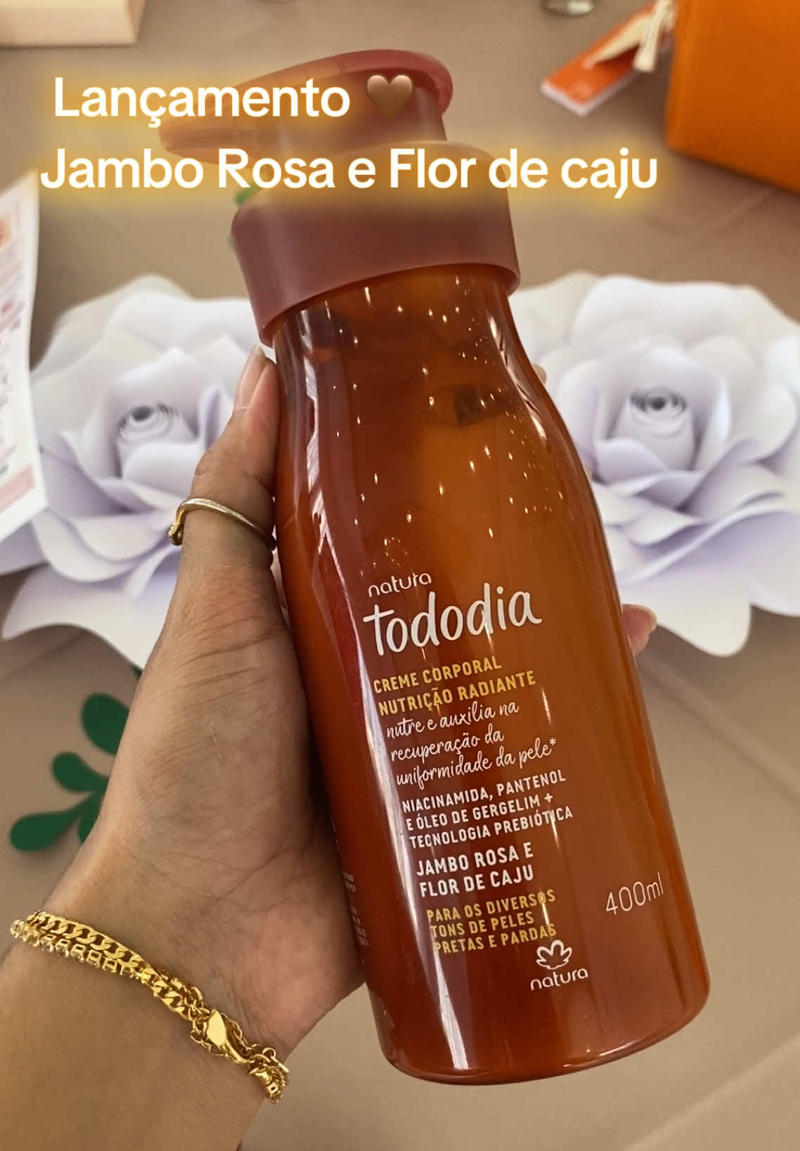 Lançamento 🤎 Uma linha completa, para os diversos tons de peles Pretas e pardas 🌺 Fragrância maravilhosa com uma seleção de produtos maravilhosos  • Hidratante 400ml  • Óleo em creme Ultranutritivo  • Manteiga uniformizadora de tom  • Geleia iluminadora  • Esfoliante Nutritivo  #lancamento #lancamentonatura #tododia #jamborosaeflordecaju 