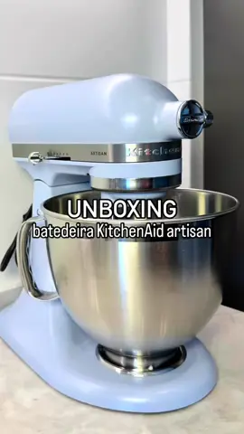 Um #unboxing super especial! Batedeira @kitchenaidbrasil artisan.  Escolhi a cor BLUE SALT, linda, um lilás, meio azulado, meio cintilante… A cor muda de acordo com a iluminação 😍 Ela acompanha  1 bowl grande (aço escovado) e um médio/pequeno (brilhoso) 1 protetor de respingos  1 batedor plano 1 fouet de fios  1 gancho de massas 1 batedor para massa folhada  1 pá  Produto robusto e muito resistente! Amei! Ansiosa pelas próximas receitas  #kitchenaid #receita #privatechef #fyp #foyou