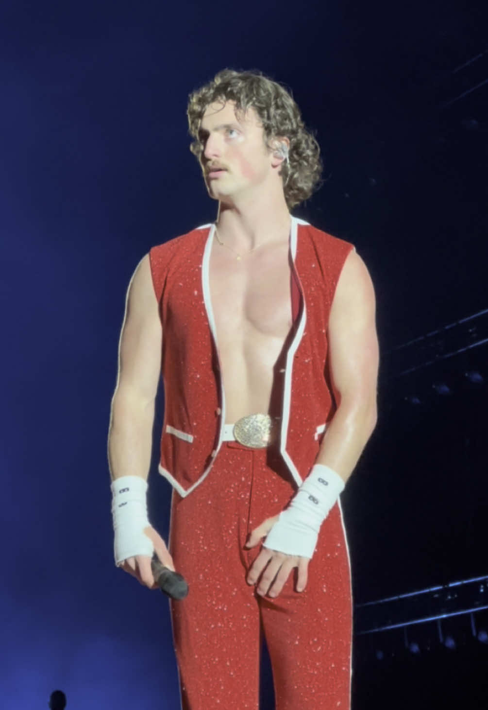 “I thought it was going to be a bra” 😭😭😭  #bensonboone #livemusic #concerts #festivalseason #sipsandsounds @Benson Boone Nation 🍟 