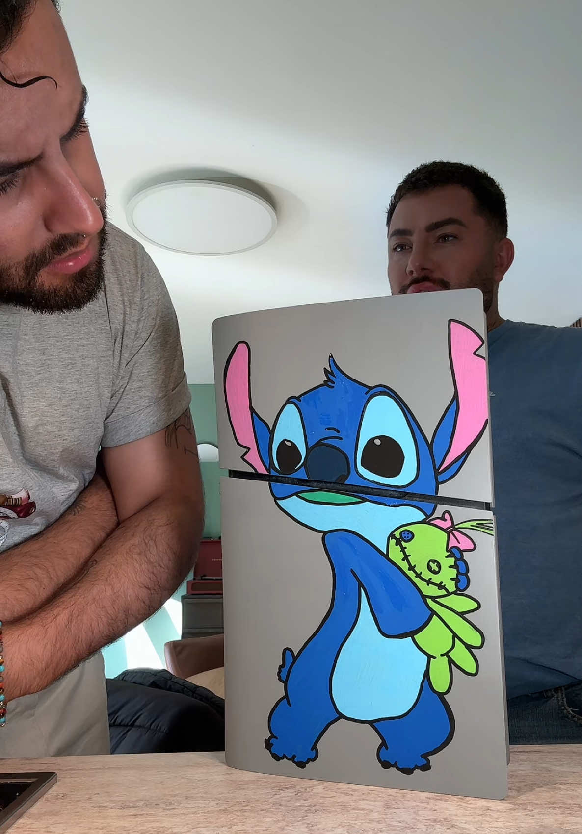 Antwort auf @Gabi🔥🪽H_A_P🪽🔥 die Reaktion von meinen Freund auf den Stitch von seiner neuen PS5 🙈 #ps5 #zeichnen 