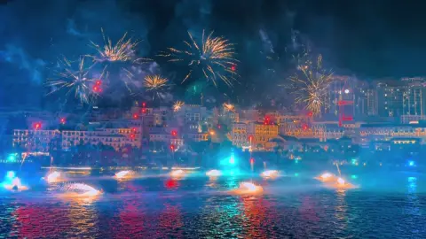 Show diễn đáng xem nhất nam đảo đối với mình 😍                     #symphonyoftheseas #sunworld #sunsettown #thitranhoanghon #phuquoc 