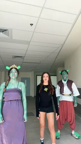 החמור באמצע🤡🤡#שרק #פיונה #ברו#התבלבלו #מה#נוגההשווה #וקסלרהמלכה#สโลว์สมูท #foryou 