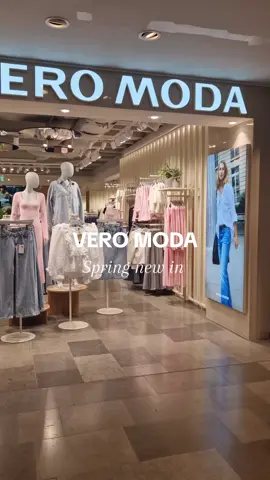 Check out the new in spring clothes from @VERO MODA 🌸 Love the new dresses and spring colours 🥰 #veromoda #fördig #fyp #göteborg #gothenburg #shopping #fashiontiktok #fashion 