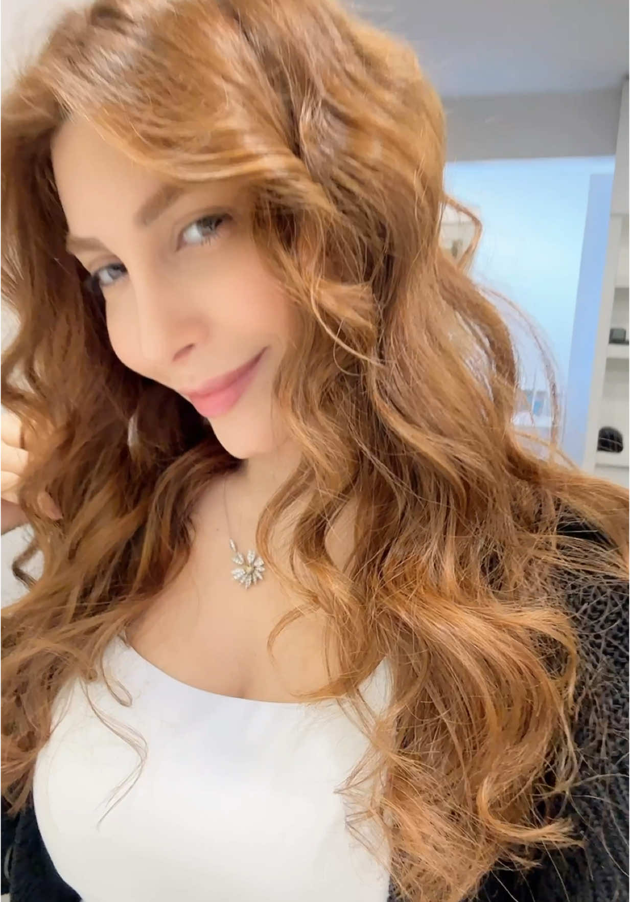 يا قريبٍ من فؤادي🌼يا ودادي يا غزال… ما ينصااااادي😌 شو لون الشعر اللي بتفضلوه🙄؟  #مساء_الخير #يا_غلاي #يارا  #Yara #YaGhalai 