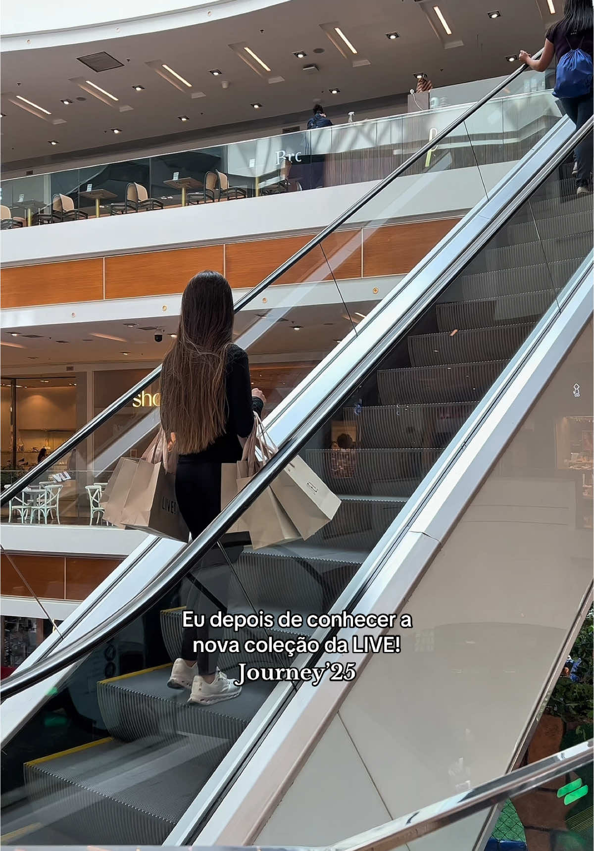 Quem ainda não entrou no site e conferiu esse lançamento está perdendo tempo de treinar impecável e confortável! 👀🫣 #LIVEoficial @LIVE! #Fitness #treinoemcasa #treinofeminino #lookfitness #lookdetreino #codigodevendedora #treinoparamulheres #diadecompras #shoppingbh #cupom 