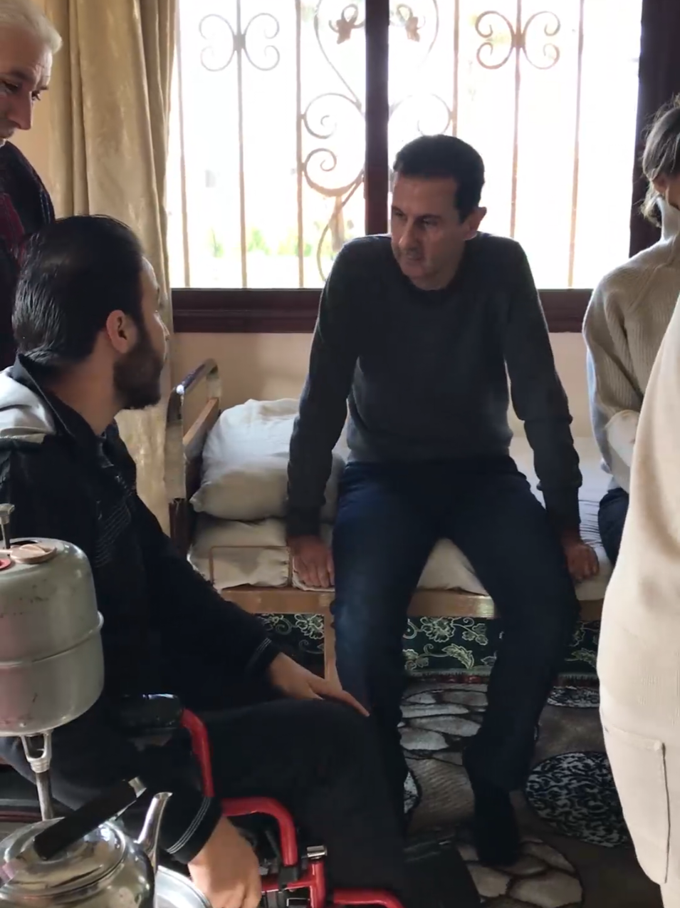 مع عائلة الجريح البطل ياسين حويري اليوم في قرية أم حارتين بريف #حمص.. @SyrianPresidency .. #باريس #الأسد #بشار_الاسد #سوريا #basharal -assad #syria #لبنان #إيران #إيران #مصر