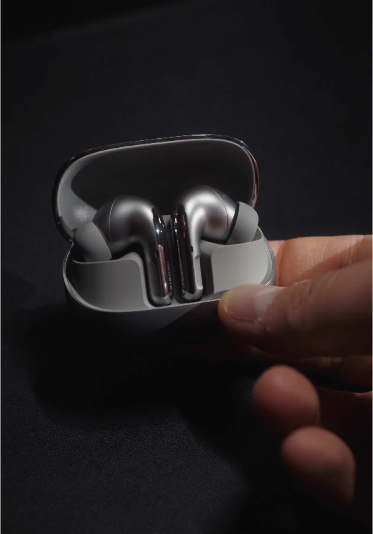 Unboxing Xiaomi Buds 5 Pro 🔊 ! Voici les nouveaux Buds 5 Pro de chez Xiaomi ! Ces écouteurs ont un design magnifique, j’adore le boîtier. Mais surtout ils possèdent un son excellent et la réduction de bruit active l’est tout autant ! On peut modifier tout un tas de paramètres via l’application ce qui est très efficace et pratique. On a également de l’IA permettant par exemple de réduire le bruit de manière intelligente ou encore de traduire des conversations mais attention cela fonctionne uniquement avec le Xiaomi 15 Ultra pour le moment !  Bref je suis conquis par ces écouteurs !  Vous les aimez ? #xiaomi #xiaomibuds5pro #xiaomi15 #asmrunboxing #asmrvideo #unboxingtherapy #unboxingvideo #unboxing #TechGadgets #techlover #techies #techlife #technews #newtechnology #unboxings #asmrvids #technologylover #techproducts #beautyoftechnology #techaddict #techblogger #asmrvid #asmrvideo #xiaomibuds @Xiaomi Belgium 