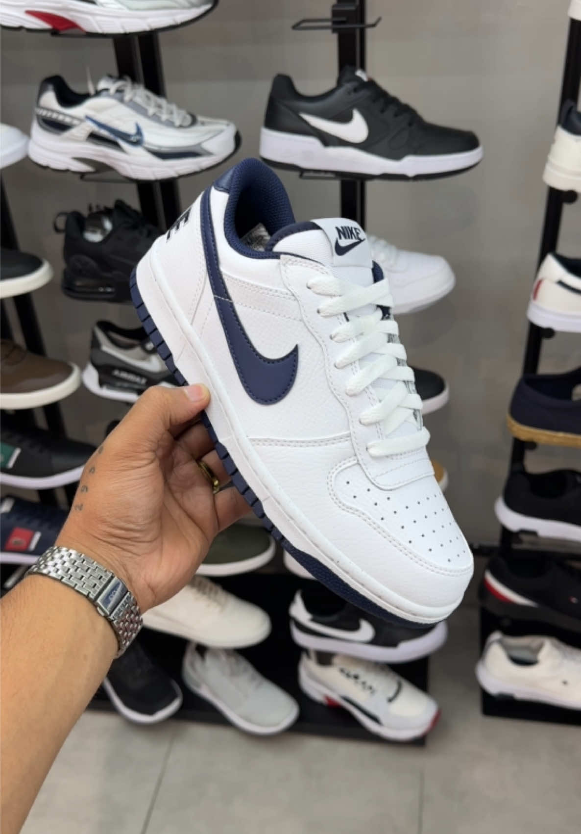 Tênis Nike Branco 😍 Todo mundo deveria ter um desse! Super versátil, vai com qualquer look.  #nike #tenis #branco #masculino 