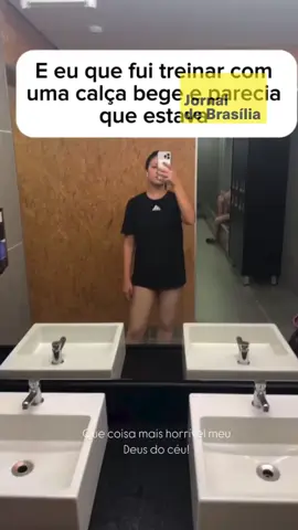 🩳 Uma mulher chamou a atenção na academia ao usar uma calça bege que se confundiu completamente com o tom de pele dela. A ilusão de ótica fez com que muitos internautas duvidassem se ela realmente estava vestida! 💬 Entre os comentários divertidos, um usuário brincou: “Só acreditei que era calça quando ela saiu no elevador, virou de costas e consegui ver a calça dobrando”. #JornaldeBrasilia #Academia #LookPolêmico #IlusãoDeÓtica #Viral