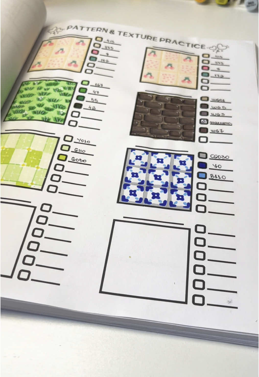 Efeito de azulejo utilizando tons azuis 💙  ✨As canetas, livros e materiais de apoio estão todos no link da bio!  👉🏼 Aproveita e me segue para poder aprender novas estampas e dicas! E salva o conteúdo pra não perder e poder reproduzir mais tarde ♥️ . . . . #coloring #pintar #colorir #colors #coloringtherapy #coloringbooks 