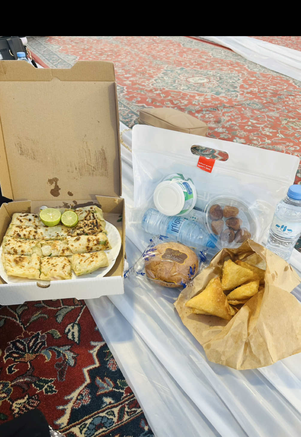 Muttabaq 🤤 if you are in madina or makkah or in any city of saudi do try this, and especially with lemon 🍋  #madina #saudi #iftari #muttabaq #foodtiktok #coffeeoclock #ksa🇸🇦 