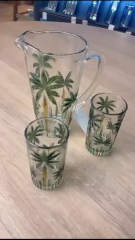 🍹✨ Bebidas servidas com estilo têm outro sabor! O Conjunto Palm Tree da Wolff, com pintura à mão, traz um toque sofisticado e tropical para qualquer ocasião. Quem ama esse charme na mesa? 💛 #MesaPosta #ReceberBem #DetalhesQueEncantam #PalmTree #Casa #Decor #Utilidade #Decoração #Home #Comemoração #Festas