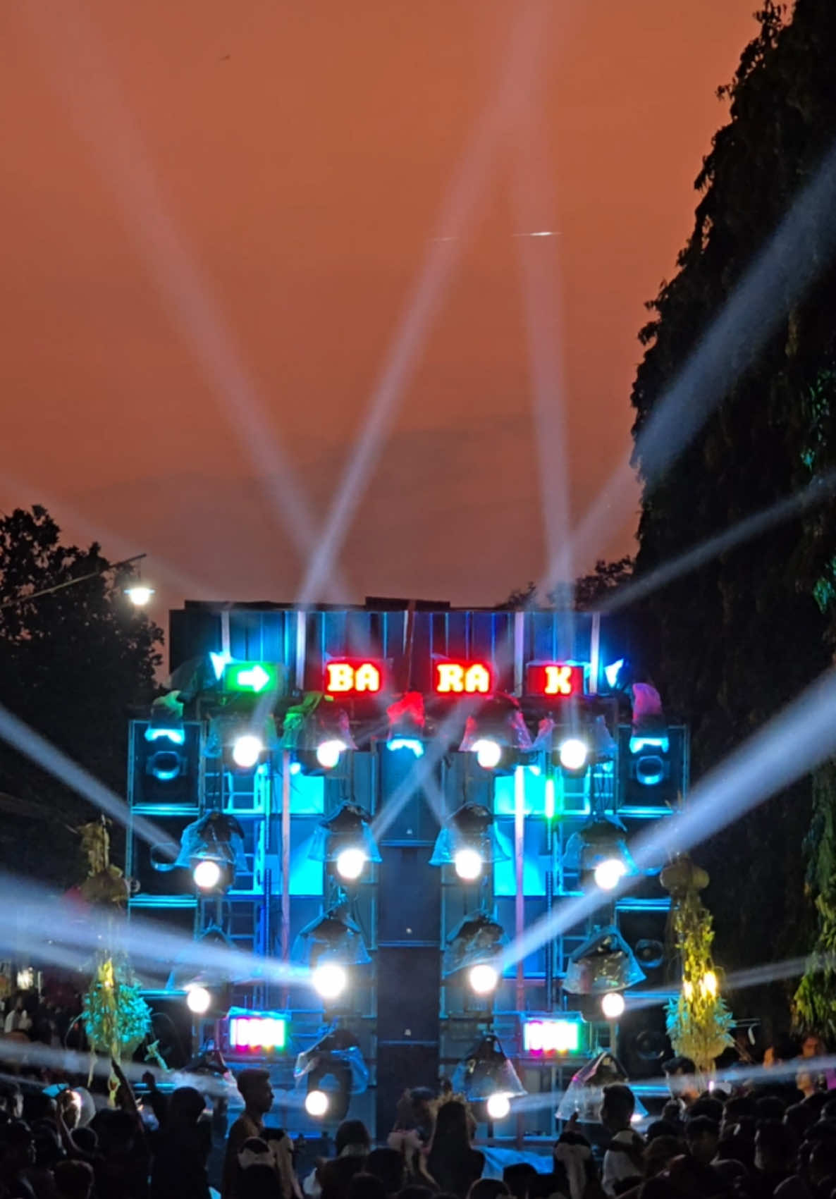 Di antara petang atau fajar menjelang #fypシ゚viral #fyp #sounsystem #soundsytemjatim #karnaval2025 #karnavalsoundsystem @NANDA_AUDIO JEMBER @BARAK LIGHTING 