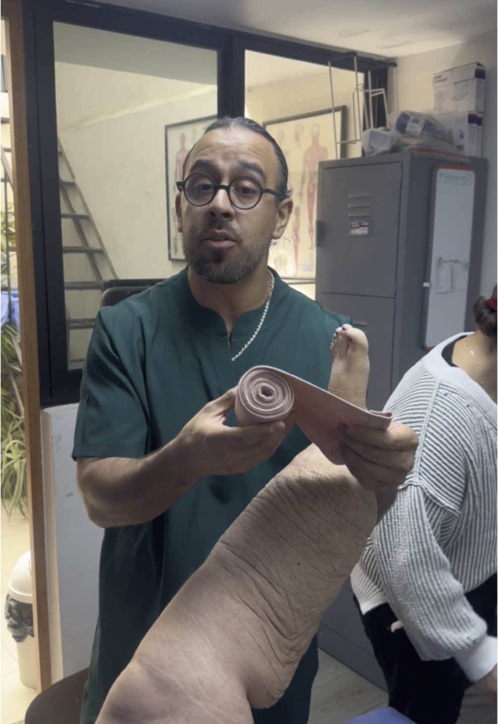 No todo material de vendaje en linfedema sirve para lo mismo; las vendas de alta compresión o larga elasticidad pueden llegar a usarse bajo ciertas circunstancias pero NO representan la terapia compresiva ideal para reducir volumen de la extremidad. El tiponde compresión adecuada es el vendaje multicomponente de tracción corta.✨