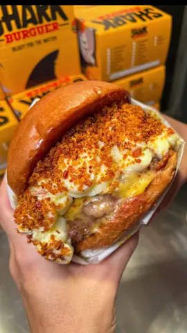 Sem filtro, dois hambúrgueres grelhados, duplo queijo american cheese, catupiry original, e pra dar aquela crocancia, farofinha de bacon do tubarão no pão de brioche, colaa ou chama no delivery e vem de tubarão!! 🙅‍♂️🦈😍❤️