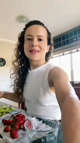 Como conservar morango e uva na geladeira!😉#conservarfrutas #rotinasaudavel #Fitness #alimentacaosaudavel 