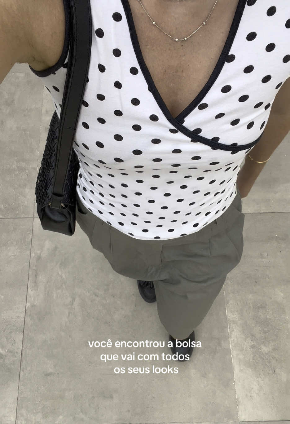só da eu e minha bolsa preta nada básica da @House of Caju que vai com tudoo!! cupom: ANATHEBALDI #moda #estilo #fitcheck #bolsadecouro #outfitinspo 