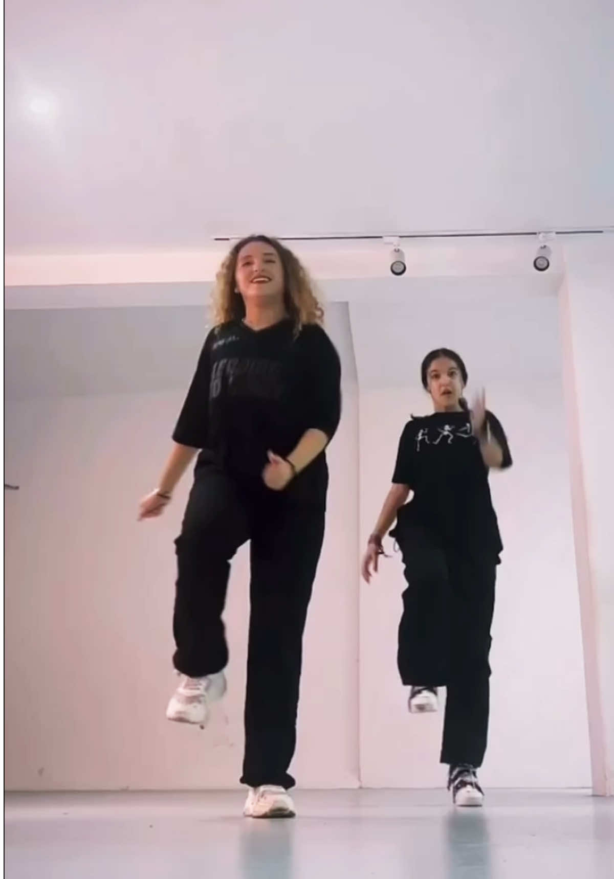 Choreo by me ✨ dancing with this cutie @Le k🤍  @ELGRANDETOTO 🇲🇦 🔥 @AyraStarr⭐️  #fyou #fyp #dance #morocco #elgrandetoto #comforter #rabat #dancers #fy #ayrastarr 