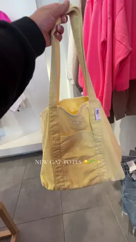 They have SO MANY colors 😍✨ @gap #gap #gaptotebag #totebag #spring #springfits #springoutfit #springaccessories #accessories #gapaccessories  #springtime 