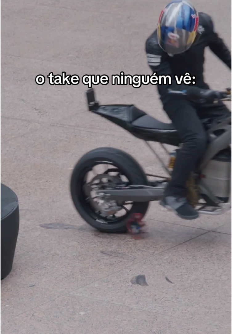 O dia mais tranquilo do operador de drone aqui na firma 😅🪽 #redbull #tedáaaasas #motorbike #moto #stuntriding 