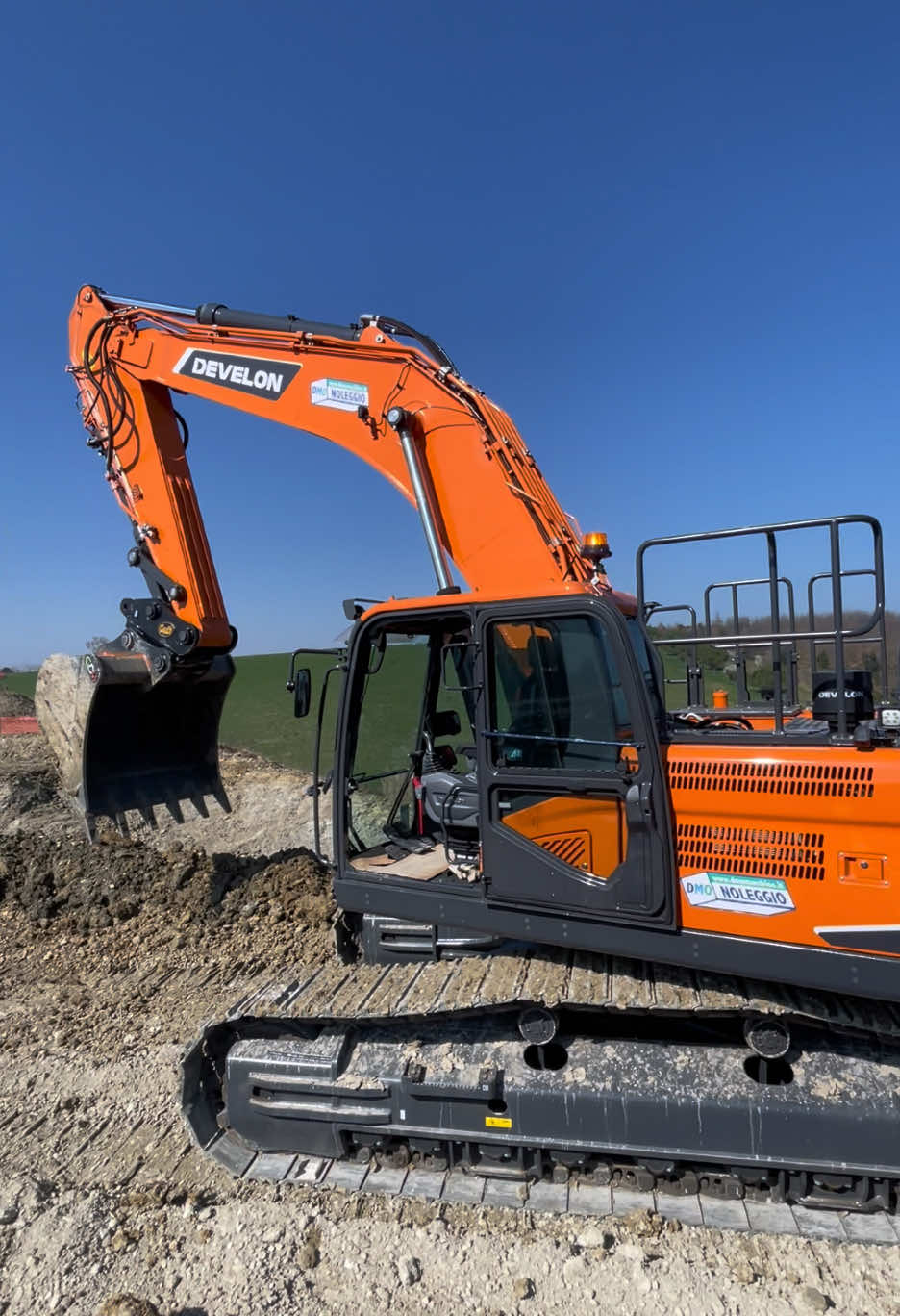 #excavatordevelon #dx380 #develon #sk210 #kobelcosk210 #peete #terra #mmt #ruspa #movimentoterra #kobelco #lavoro #voliamoneiperte #cantiere #scavi #excavatorkobelco 