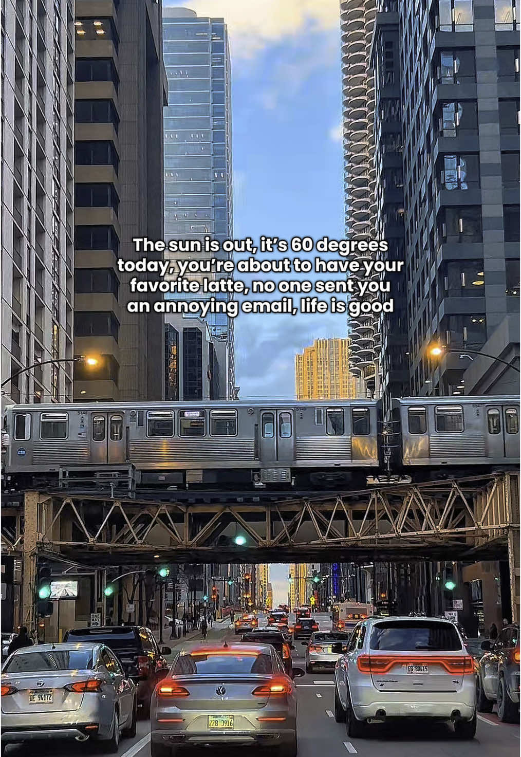 Spring has sprung in Chicago 🤩🌸🌷 we’re about to have sunsets past 7pm and we can finally stuff the winter coats back in the closet! #chicago #chicagospring #springinchicago #springhassprung #thingstodoinchicago #chicagoviews #chicagoskyline #chicagocta 