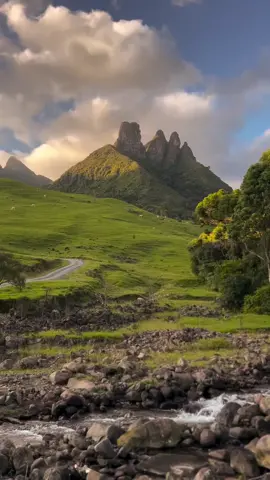 Você conhece esse lugar? 📍Soldados Sebold - Alfredo Wagner/SC Montanhas imponentes, trilhas incríveis e paisagens de tirar o fôlego. Aqui, a natureza é pura, a liberdade é real e cada momento se transforma em uma experiência inesquecível. 🌿⛰️ Vem viver essa conexão única com a montanha! 💚 Via @soldadossebold #serracatarinenseemfotos #serracatarinense #santacatarina #descubrasc #soldadossebold #alfredowagner 
