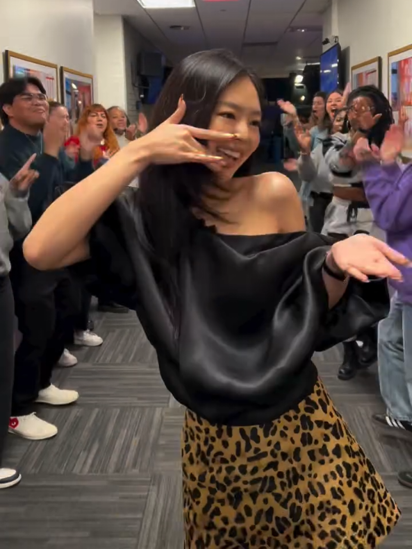 Not the hallway full buat nyorakin 😂mana dianya kiyowo 😭 #JENNIE #blackpink 
