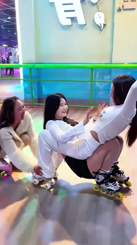 #china #粉丝一千万 #爱轮滑 #上热门要流量 #大魯閣roller186滑輪場 #外国旱冰 #滑轮女孩 #溜冰 #快乐就是这么简单 #skatinggirls #rollerskatinggirl #롤러스케이트장 #cutebaby#daughter#kids#chinese