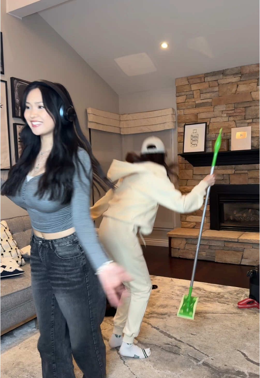 mom???😭😭  #family #lmao #MomsofTikTok #familychallenge #trend #dance #freshprinceofbelair #doechii @Mitz Tiang @Doechii 