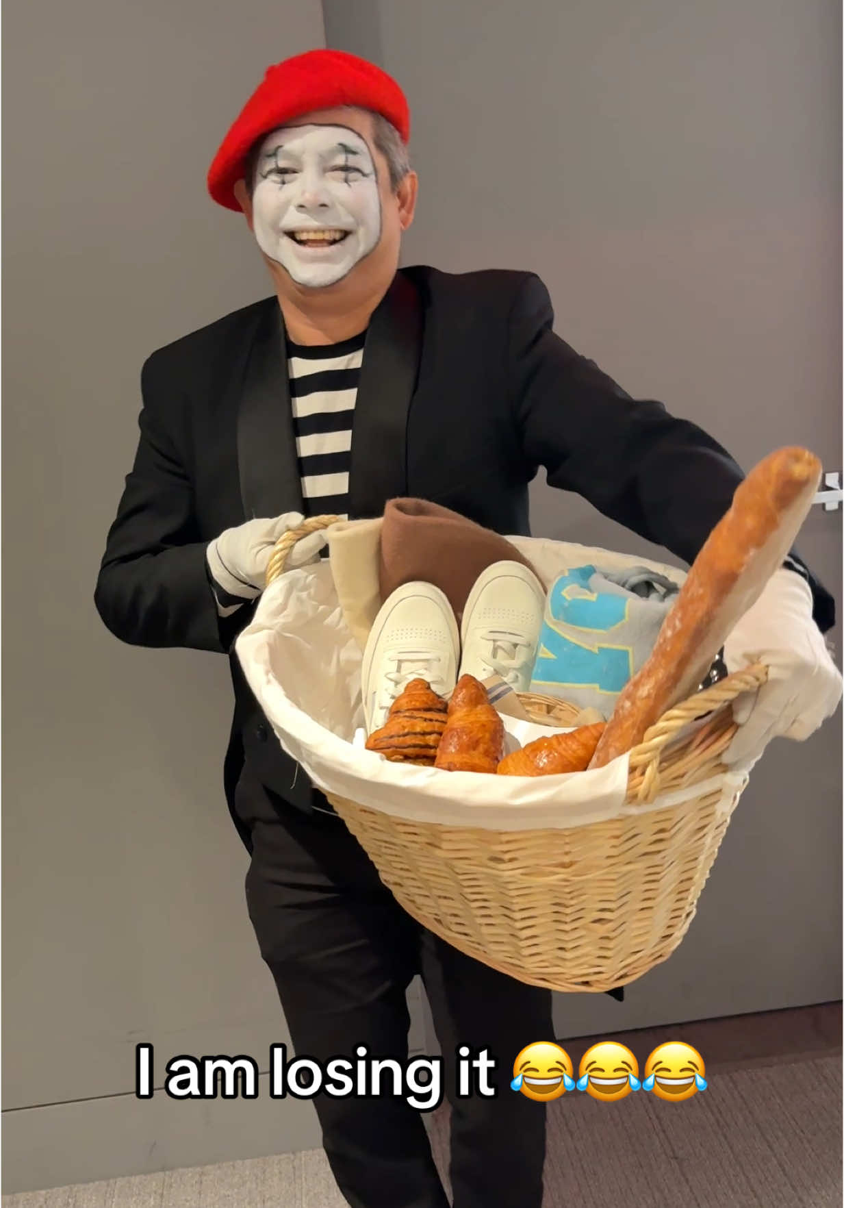 My first interaction with a mime!!!!! Paris here I come @DSW  