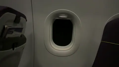 فمان الله يا أول من سكن بين الضلوع العوج عسى دربك سفير و يا عسى الله ما يخليني توكل لا توادع رح عسى درب الجفا المسهوج يصادف درب فرقى عقبها ما تلمحك عيني سمحت من الهوى ومن القصيد ومن زراق الموج ورميت أغلى مجاديف الغرام وجيت بيديني أبغرق في عذابك لا رحلت و يصبح المنتوج قصيد في حياتي سلوتي و أن مت يرثيني . واذا هبن بنات الريح للذكرى بدون سروج أبسرج مهرة النسيان و أرحل من عناويني وبنسى لين أسج و برسل الونات فوج فوج وبنسى دمع عيني ينتثر و أنساك من حيني :