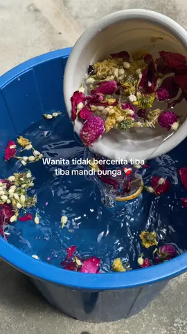 makin dewasa makin faham kenapa orang dulu2 menyuruh kita mandi bunga selalu 🌸🌷🌺🌹  #bathwithelva #mandibunga 