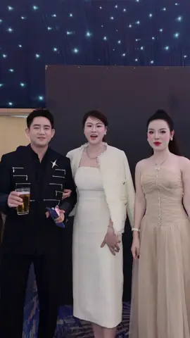 Đang chụp hình mà ôm ôm gì vậy trời😡 @Đinh Kiến Phong  #linhlan #dinhkienphong 