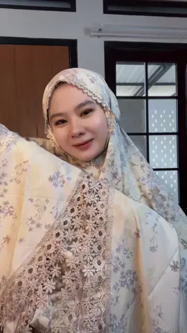 Mukenanya cantik bgt 🥰yang lebih penting bahannya nyaman lembut dan yang pastinya adem 🥹🫶🏻 #mukena #mukenakhdjh #rekomendasimukena #mukenacantik #mukenapremium #mukenalebaran #mukenaterawin #ramadhan2025 #fyp