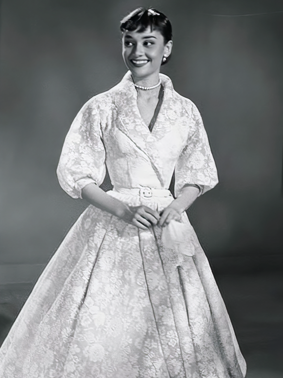 Timeless Elegance of Old Hollywood Fashion 💃 The classy and elegant look brought to life by the stars like Audrey Hepburn and Grace Kelly to name just a few was timeless and sophisticated. Would you agree? #vintage #aesthicstyle #grownwomanenergy #elegance #classy 