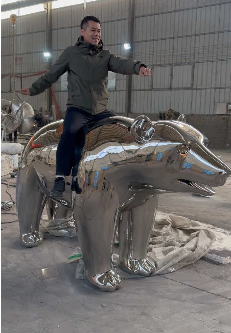 A metal sculpture as bright as a mirror.#Metal #Handiwork #Sculpt #Public #Stainless #art#work of art#artist