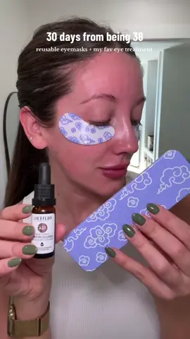 Let’s age gracefully baby✨ These reusable eye masks will be in my daily routine. Periodddddd! Who would have thought I could use my FAV eye treatments with them 🤯 Grab them here 👇🏽🛒 #eyemasks #eyes #eyeserum #eyecream #skincare #pacificabeauty @pacificabeauty #fyp #beautyhacks #skincaretips 