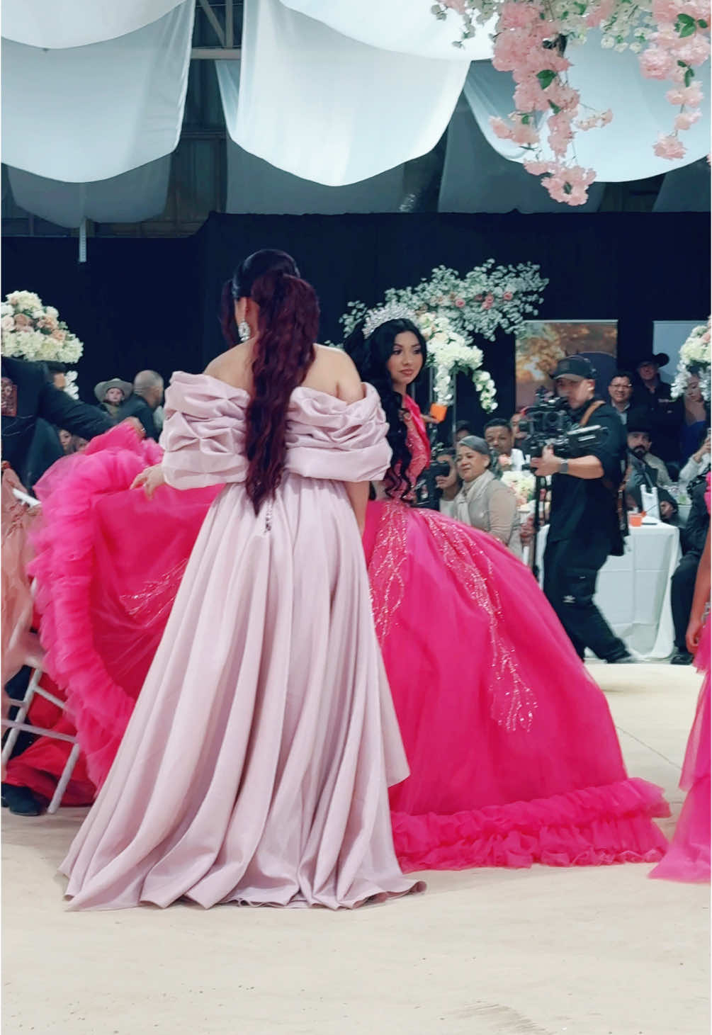 Un cambio digno de una reina ✨👑 Valentina brilla en su segundo vestido! @El Charro y La Mayrita @La Mayrita #quinceañera #familia #celebración #petertorreslomeli 
