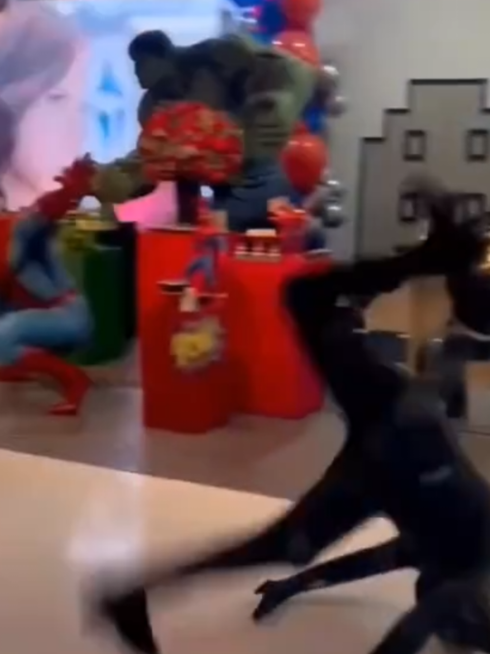 Dessa vez ele escapou. #divertido #tombos #spiderman 