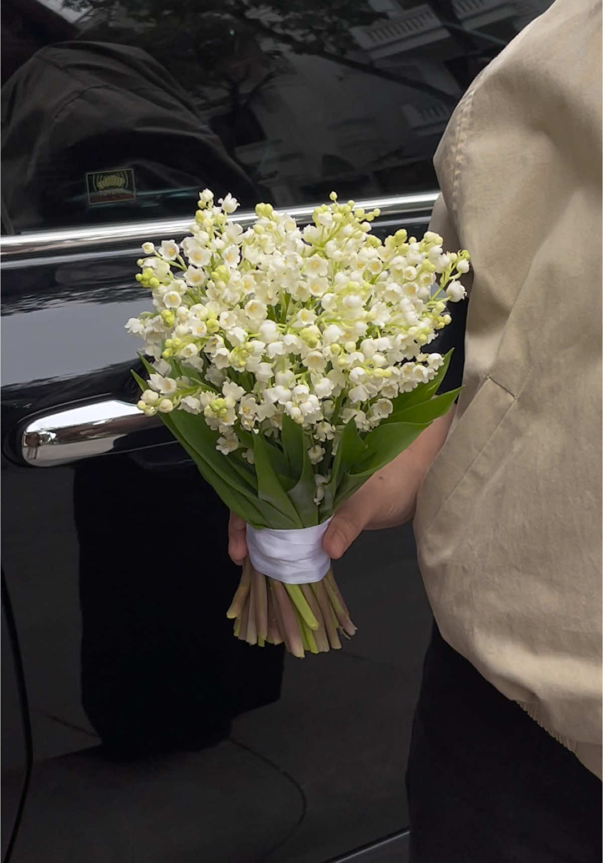 “ Nhiều năm như vậy, anh vẫn chỉ thích một mình em “  Bó hoa linh lan sáng nay của cô dâu hạnh phúc nhất   #tiemhoathangsau #hoacuoi #linhlan #hoacuoilinhlan #maybach #bmw #luxury #wedding #gucci 