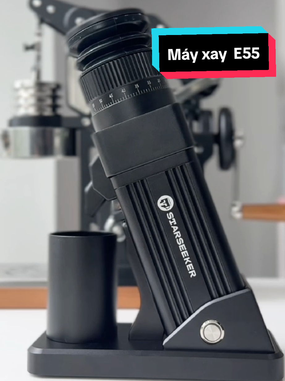 Nay mới có dịp đập hộp bé cưng mới từ Starseeker - máy xay single dose E55. Cảm quan của team mình là em này trông hầm hố nhưng nhỏ gọn xinh xắn lắm, đặt tại nhà hay văn phòng, cho các quán cũng là số dzách. Nay đập hộp trước, vài hôm này tụi mình pha một tách cà phê mời mọi người nhé.  #coffeegrinder #Starseeker #singledose #espresso #dripcoffee #pourover #coffee #foxcoffee #foxcoffeevn 