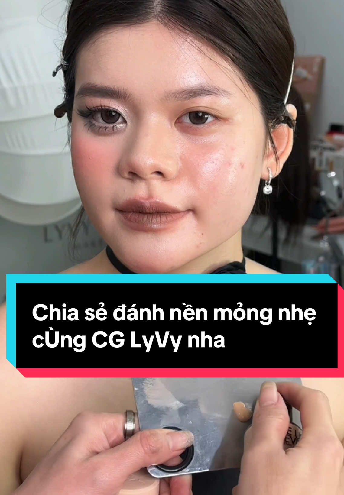 Chia. Sẻ nền mỏng nhẹ cùng CG LyLy nha các bạn #lylyyenvymakeup #daymakechuyennghiep #reviewlamdeptainha #xuhuong #makemefamous #reviewlamdep #makeup #tiktokindia #tik 