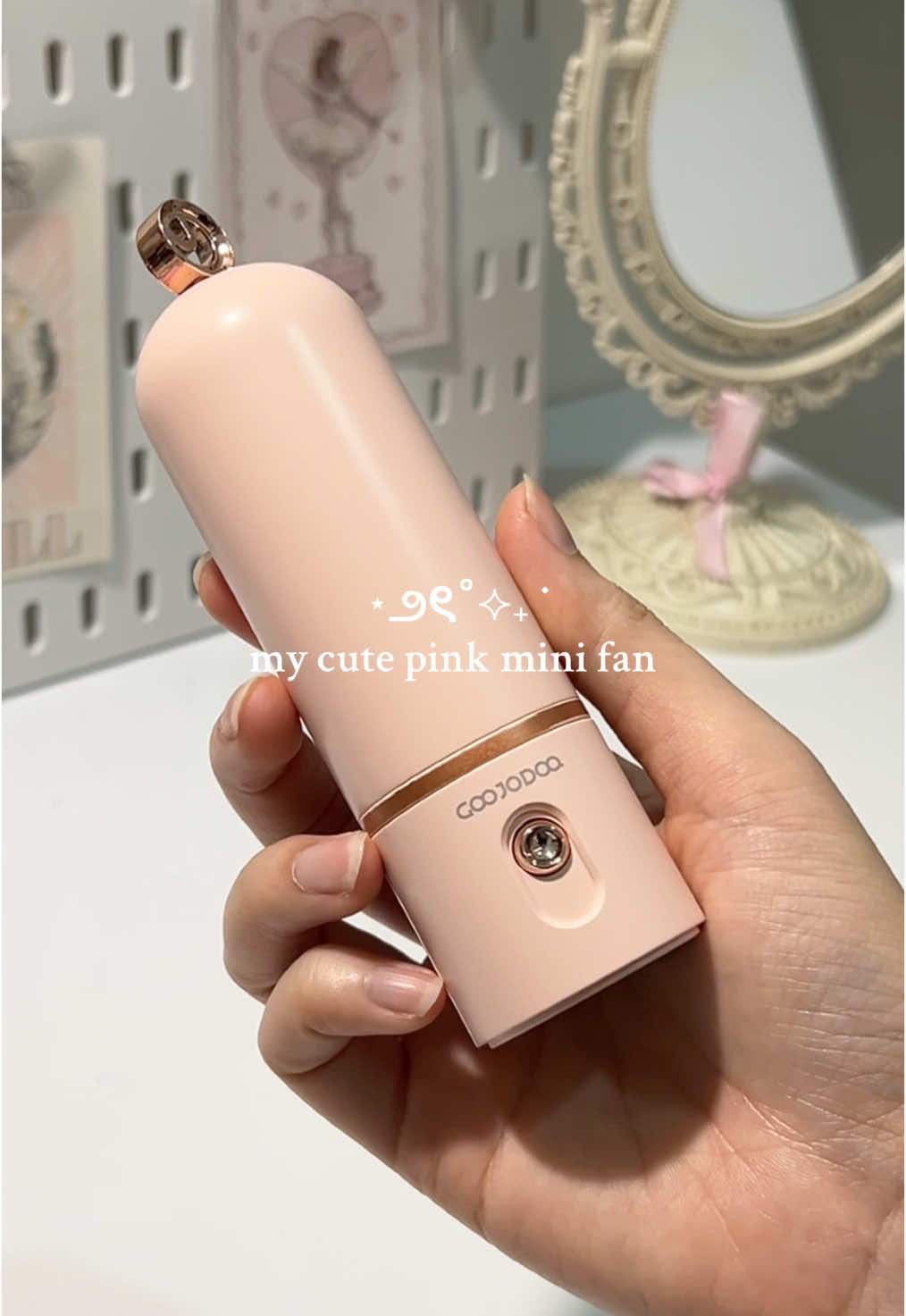 luv deh pink nya cute bgt💕😭 apalagi bisa digantungin gantungan yg lucu2 (gantungan aku beli sendiri yaa) #kipasangin #minifan #kipasanginportable #kipasmini #goojodoq #kipas 