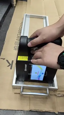 The handheld inkjet printer can print large format on cartons, which is convenient, easy to use. #cartonbox #inkjetprintingmachine #highresolutioninkjetprinter #largelogoprintingmachine #highresolutioninkjetprinter #inkjetcodingmachine #largecharacterinkjetprinter #shorts #fyp #handheldinkjetprinter #onlineinkjetprinter #inkjetprinter #hp