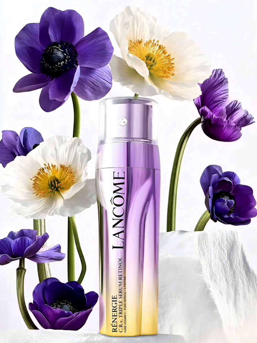 Ich habe das Lancôme Rénergie C.R.X. Triple Serum Retinol zum Testen erhalten und war gespannt 🤩, da ich bereits viele Bewertungen zu seiner Wirksamkeit gelesen habe. Es enthält Retinol, Vitamin C und X-Peptide, was nach einer starken Formel zur Hautverbesserung klingt 💪✨. Das erste, was mich positiv überrascht hat, war die Textur 💧. Sie ist leicht, zieht schnell ein und hinterlässt kein klebriges Gefühl 🙌. Nach dem Auftragen fühlt sich die Haut weich und gut mit Feuchtigkeit versorgt an 🥰. Nach ein paar Wochen regelmäßiger Anwendung habe ich bemerkt, dass mein Teint ebenmäßiger und frischer aussieht. Falten sind nicht verschwunden (Wunder gibt es nicht 😉), aber meine Haut wirkt definitiv straffer und elastischer. Was mir nicht so gut gefallen hat, ist der Duft. Für meinen Geschmack ist er etwas intensiv – aber das ist subjektiv, und vielleicht mögen andere ihn 🌸. Ich habe das Serum langsam in meine Routine integriert, alle paar Tage, und morgens immer einen Sonnenschutz verwendet 🌞 – wie es bei Retinol empfohlen wird. Preislich gehört dieses Produkt definitiv nicht in die Budget-Kategorie 💸, daher bin ich gespannt, wie lange es bei regelmäßiger Anwendung reicht ⏳. Insgesamt hat mich der Effekt überzeugt – meine Haut sieht gepflegt, glatter und erneuert aus 💖. Ich werde es weiterhin benutzen und beobachten, wie es sich langfristig auswirkt! 🌿✨ ✨Werbung✨ @Lancôme  #brandsyoulovede  #welovelancomeserum #lancomeskincare #skincare #produkttester #produkttest #productteste #werbung #top100testerin #testenmitsoul #produkttesterin #test #testen #gratis #gratistesten #testenmitherz #blogger #kostenlos 
