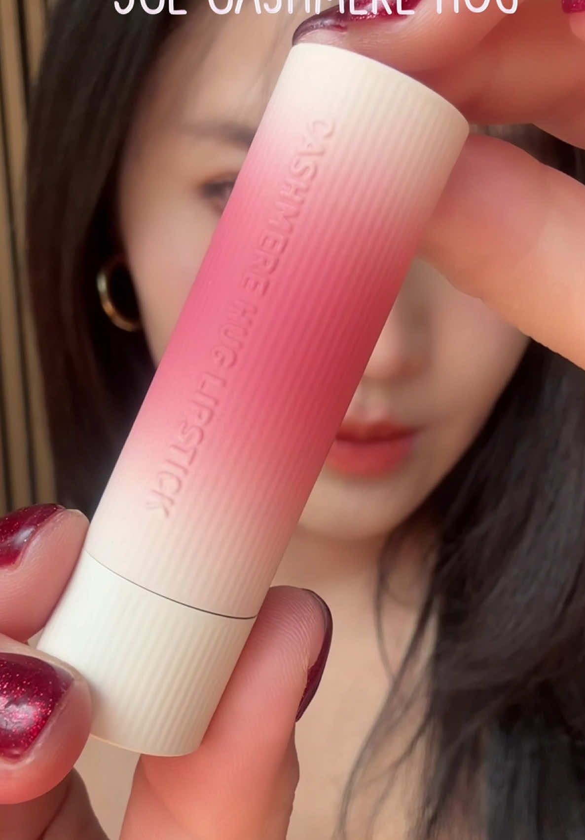 ป้ายยาลิปใหม่นุ่มนุ๊มดุจแคชเมียร์ สี 01 OAT สีนู้ดเบจธรรมชาติ กับสี 05 COZY WHISPER สีชมพูอมแดงสดใส เข้ากันสุดๆ 💓✨#ลิปสติก #รีวิวบิวตี้ #CASHMEREHUGLIPSTICK #ลิปแมทนุ๊มนุ่มดุจแคชเมียร์ #3CETH 