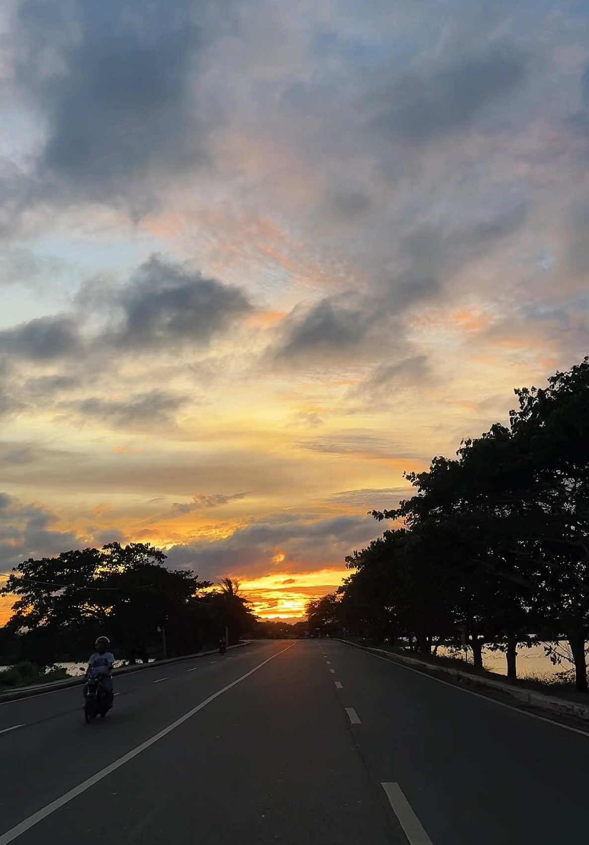Sunset rides hit different. 🌅🏍️ Nothing beats the open road and a sky on fire. ✨ #SunsetRides #MotoVlog #PNMotovlog #MotorcycleDiaries #ChasingSunsets #AestheticVibes #SkylineViews #SunsetLover #RideFree #ChillVibes