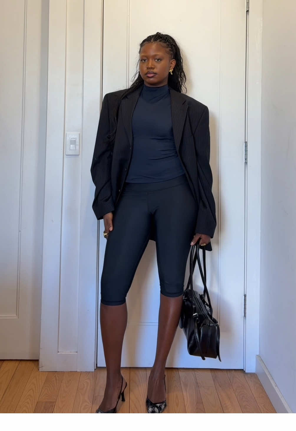 She’s controversial but do we love them? 🫣 #capris #outfitinspo #springtransitionaloutfits #nyc #personalstyle 