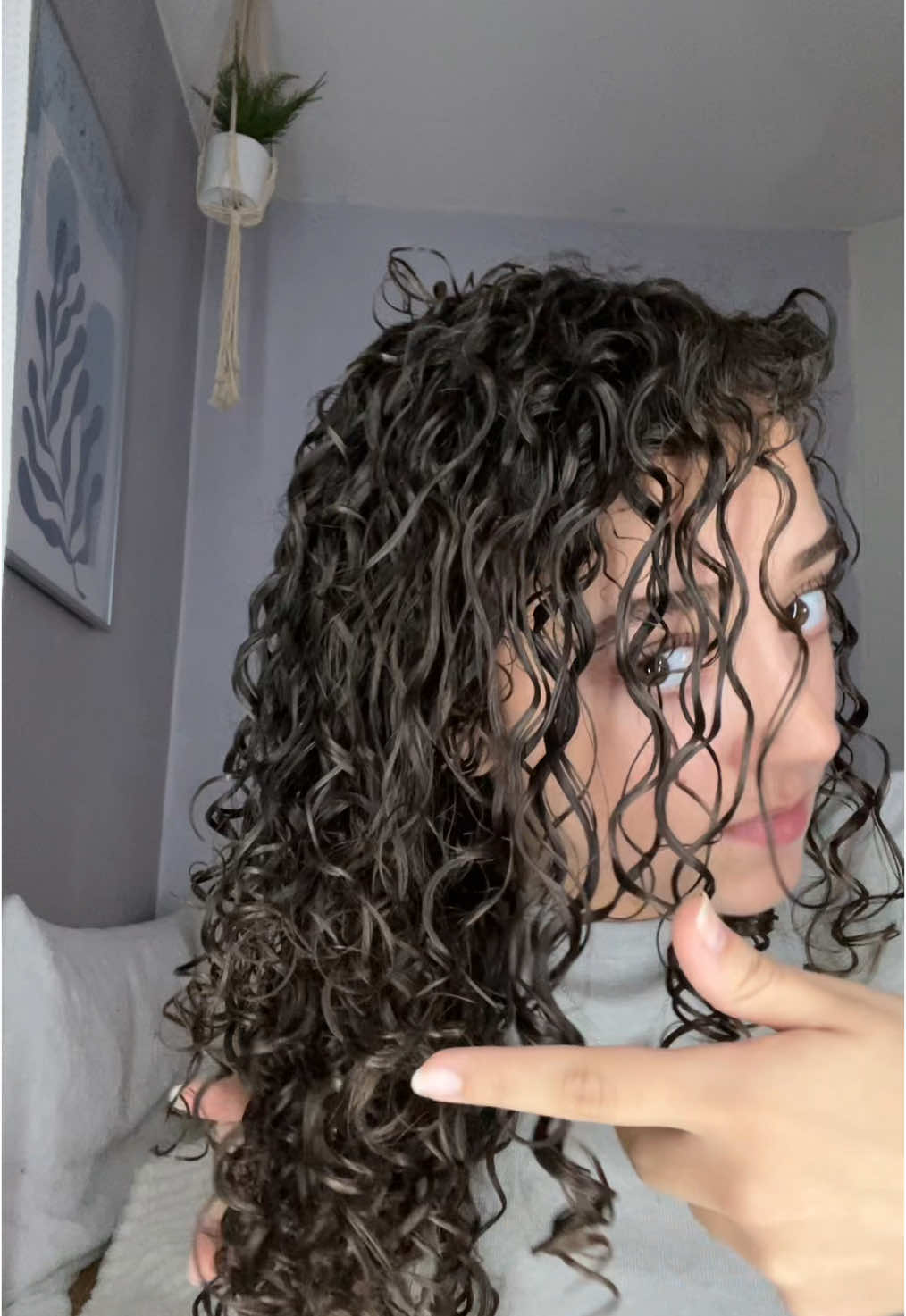 breaking the gel cast! #fyp #curlyhair #3bhair #kalogerassisters #curlyhairroutine #gelcast #curlytok #kalogeras #gelcast